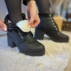 Bota Scarlet em couro forrada com pelego