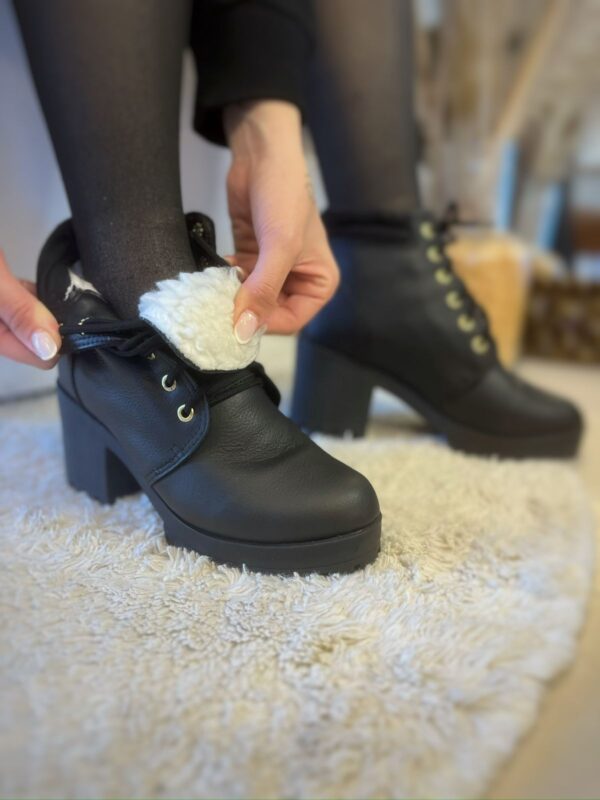 Bota Scarlet em couro forrada com pelego
